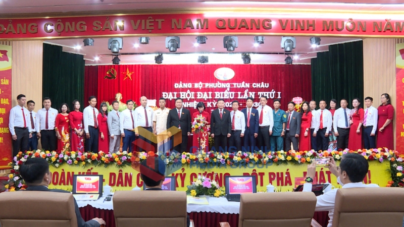 Ban Chấp hành Đảng bộ phường Tuần Châu, nhiệm kỳ 2025 - 2030 ra mắt đại hội, quyết tâm xây dựng phường phát triển năng động, văn minh, hiện đại, hạnh phúc, cùng tỉnh Quảng Ninh tự tin, vững vàng, tiến mạnh trong kỷ nguyên phát triển mới (7-2025). Ảnh: Đỗ Hùng