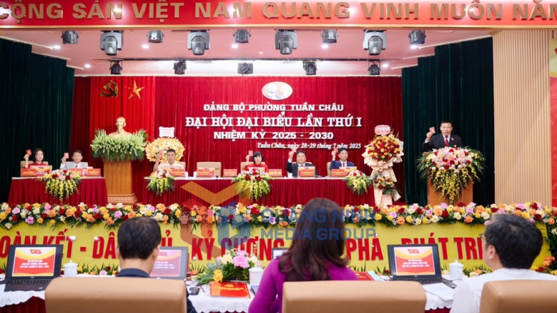 100% đại biểu có mặt thông qua Nghị quyết Đại hội đại biểu Đảng bộ phường lần thứ I, nhiệm kỳ 2025 - 2030 (7-2025). Ảnh: Đỗ Hùng