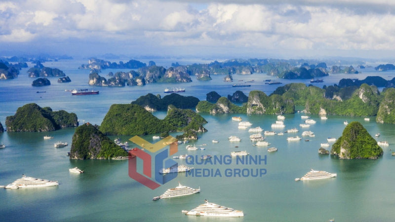 Tầu du lịch trên VHL (8-2025). Ảnh: Đỗ Giang
