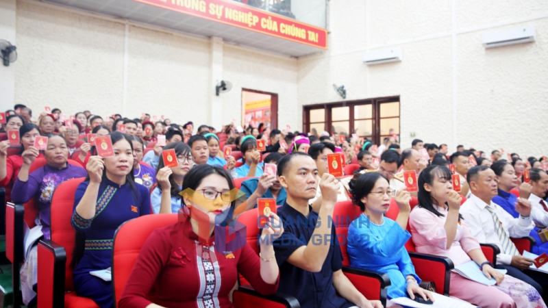 Các đại biểu biểu quyết thông qua Nghị quyết đại hội (8-2025). Ảnh: Minh Đức