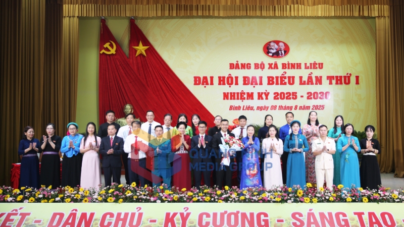 Đồng chí Vi Ngọc Bích, Ủy viên Ban Thường vụ Tỉnh ủy, Phó Chủ tịch Thường trực HĐND tỉnh, tặng hoa chúc mừng Ban Chấp hành Đảng bộ xã Bình Liêu nhiệm kỳ 2025-2030 (8-2025). Ảnh: Minh Đức