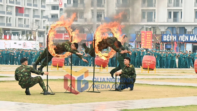 Chiến sĩ Đại đội Trinh sát - Cơ giới (Phòng Tham mưu Bộ CHQS tỉnh) thực hiện động tác vượt vòng lửa - Lễ ra quân huấn luyện năm 2025. Ảnh: Hoàng Anh