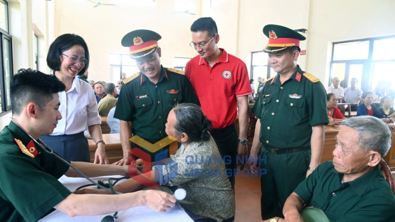 Bộ CHQS tỉnh phối hợp với Hội Chữ thập đỏ tỉnh tổ chức khám bệnh, tư vấn sức khỏe miễn phí cho người dân phường Hoành Bồ (8-2025). Ảnh: Hoàng Anh