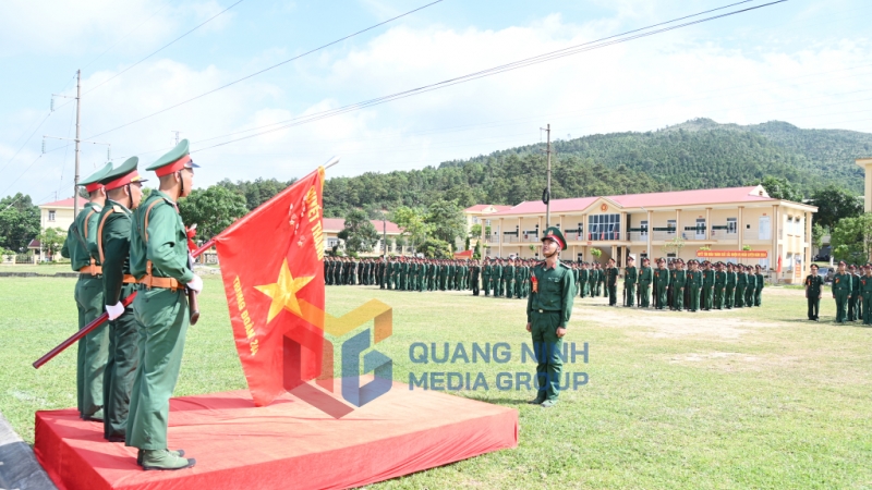 Lễ tuyên thệ chiến sĩ mới tại Trung đoàn 244 Lễ tuyên thệ chiến sĩ mới tại Trung đoàn 244 sau 3 tháng huấn luyện. Ảnh Hoàng Anhsau 3 tháng huấn luyện. Ảnh: Hoàng Anh