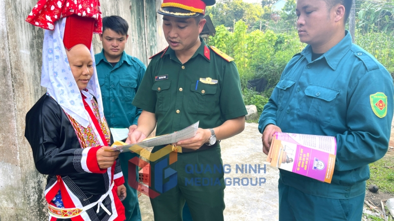 Lực lượng vũ trang Ban Chỉ huy PTKV 2 - Bình Liêu tuyên truyền, vận động đồng bào DTTS trên địa bàn thực hiện tốt chính sách, pháp luật của Đảng, Nhà nước. Ảnh: Hoàng Anh
