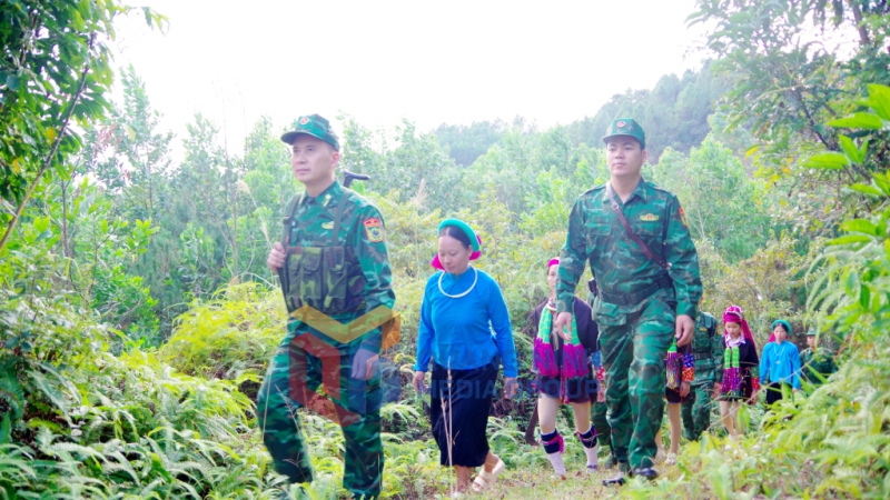BĐBP Quảng Ninh phối hợp với lực lượng địa phương tuần tra bảo vệ biên giới. Ảnh: Hoàng Anh