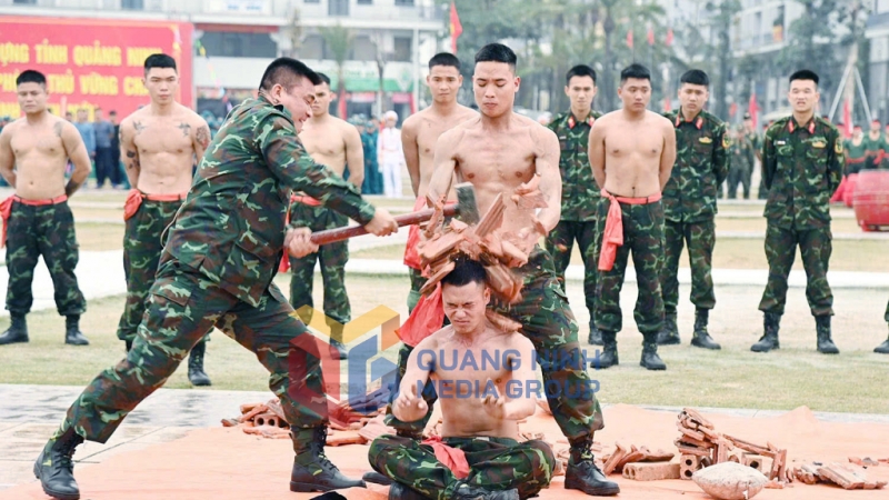Chiến sĩ Bộ CHQS tỉnh biểu diễn sức mạnh đập ngói trên đầu. Ảnh: Nguyễn Chiến