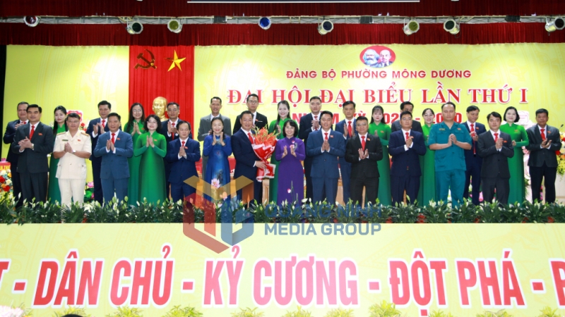 Đồng chí Trịnh Thị Minh Thanh, Phó Bí thư Thường trực Tỉnh ủy, Chủ tịch HĐND tỉnh, tặng hoa chúc mừng Ban Chấp hành Đảng bộ phường Mông Dương, nhiệm kỳ 2025-2030 (8-2025). Ảnh: Đỗ Giang