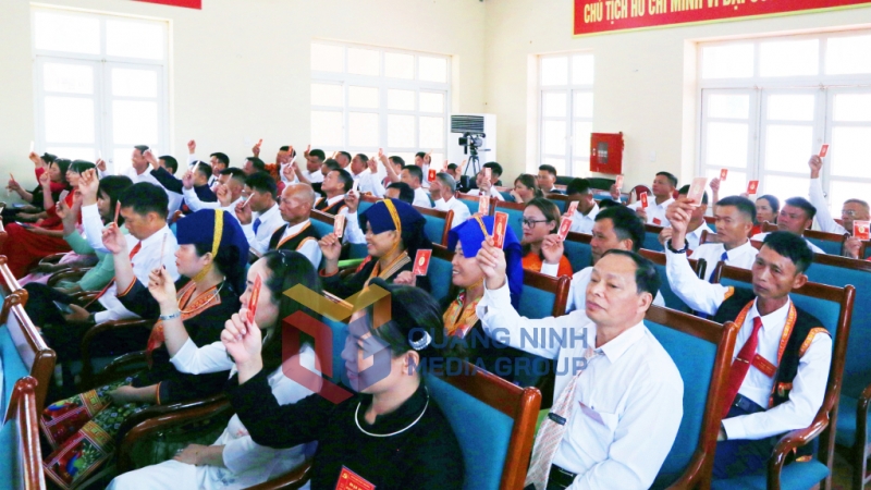 Các đại biểu biểu quyết thông qua Nghị quyết Đại hội đại biểu Đảng bộ xã Kỳ Thượng lần thứ I, nhiệm kỳ 2025-2030 (8-2025). Ảnh: Nguyễn Thanh