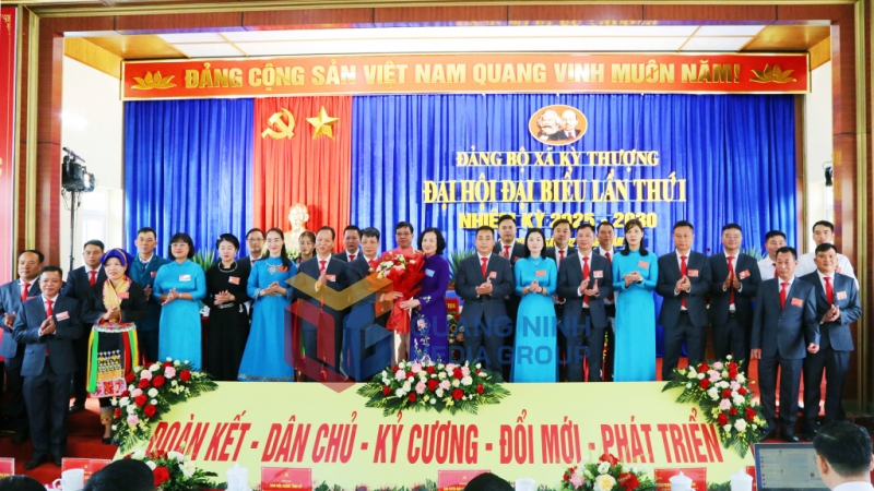 Đồng chí Bùi Thúy Phượng, Trưởng Ban Tổ chức Tỉnh ủy, tặng hoa chúc mừng Ban Chấp hành Đảng bộ xã Kỳ Thượng nhiệm kỳ 2025-2030 (8-2025). Ảnh: Nguyễn Thanh