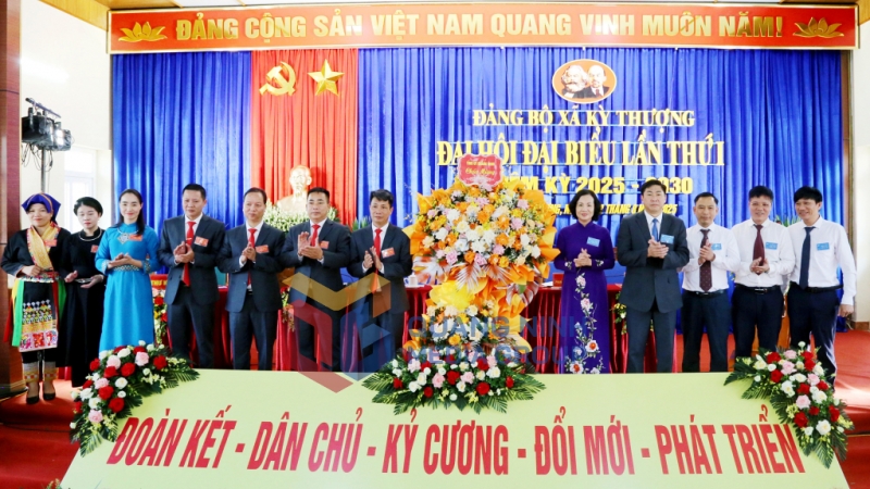 Đồng chí Bùi Thúy Phượng, Trưởng Ban Tổ chức Tỉnh ủy, tặng hoa chúc mừng đại hội (8-2025). Ảnh: Nguyễn Thanh