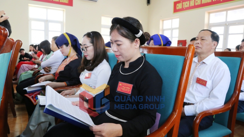 2025-08_Đại biểu nghiên cứu báo cáo chính trị tại đại hội. Ảnh: Nguyễn Thanh
