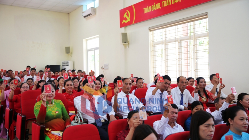 Các đại biểu biểu quyết thông qua Nghị quyết đại hội (8-2025). Ảnh: Minh Đức