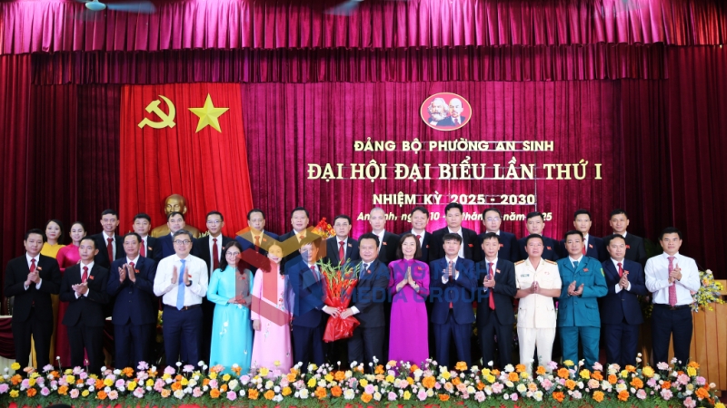 Đồng chí Nguyễn Đức Thành, Ủy viên Ban Thường vụ Tỉnh ủy, Chủ nhiệm Ủy ban Kiểm tra Tỉnh ủy tặng hoa chúc mừng Ban Chấp hành Đảng bộ phường An Sinh nhiệm kỳ 2025-2030 (8-2025). Ảnh: Minh Đức
