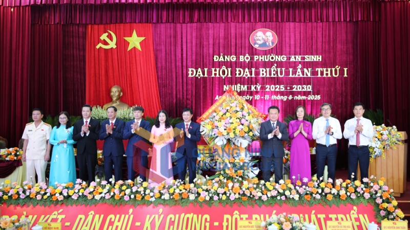 Đồng chí Nguyễn Đức Thành, Ủy viên Ban Thường vụ Tỉnh ủy, Chủ nhiệm Ủy ban Kiểm tra Tỉnh ủy tặng hoa chúc mừng đại hội (8-2025). Ảnh: Minh Đức