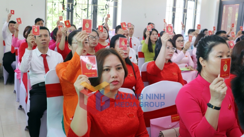 Các đại biểu biểu quyết thông qua Nghị quyết Đại hội (8-2025). Ảnh: Trúc Linh