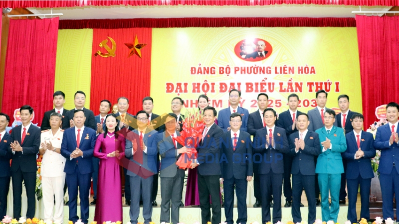 Đồng chí Nguyễn Văn Hồi, Ủy viên Ban Thường vụ Tỉnh ủy, Chủ tịch Ủy ban MTTQ tỉnh, tặng hoa chúc mừng Ban Chấp hành Đảng bộ phường Liên Hoà nhiệm kỳ 2025-2030 (8-2025). Ảnh: Trúc Linh