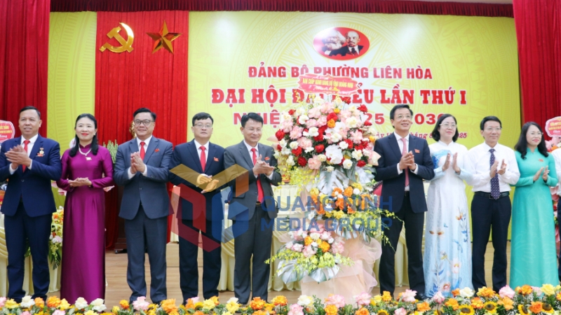 Đồng chí Nguyễn Văn Hồi, Ủy viên Ban Thường vụ Tỉnh ủy, Chủ tịch Ủy ban MTTQ tỉnh, tặng hoa chúc mừng Đại hội (8-2025). Ảnh: Trúc Linh