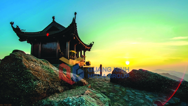 Cảnh quan kỳ vĩ tại đỉnh chùa Đồng Yên Tử. Ảnh: Xuân Hòa