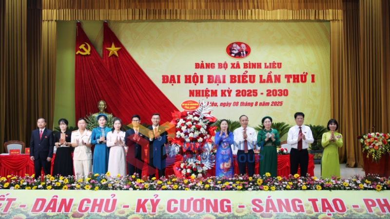 Đồng chí Vi Ngọc Bích, Ủy viên Ban Thường vụ Tỉnh ủy, Phó Chủ tịch Thường trực HĐND tỉnh, tặng hoa chúc mừng Đại hội (8-2025). Ảnh: Minh Đức