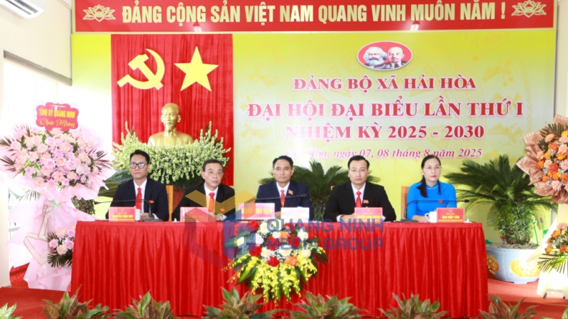 Đoàn Chủ tịch điều hành đại hội (8-2025). Ảnh: Đỗ Giang