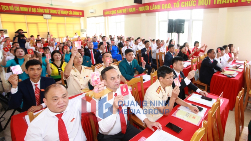 Các đại biểu biểu quyết thông qua nghị quyết đại hội (8-2025). Ảnh: Đỗ Giang