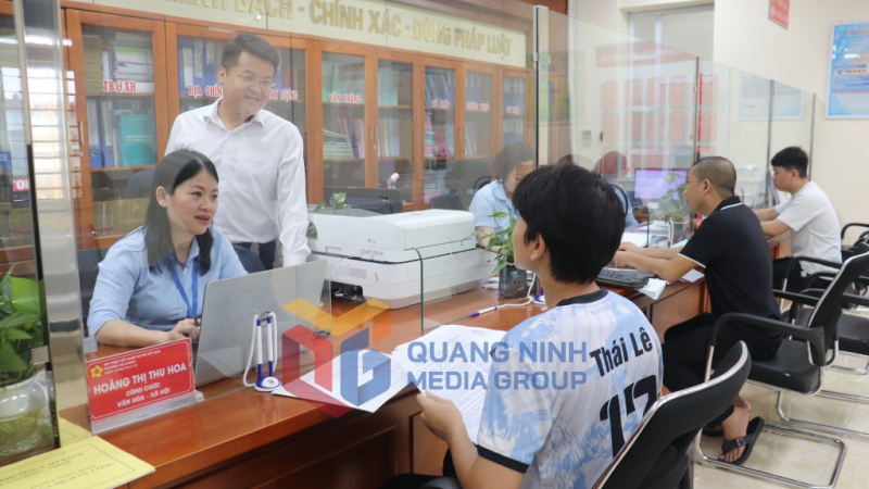 Cán bộ phường Cao Xanh hướng dẫn công dân hoàn thiện hồ sơ TTHC (8-2025). Ảnh: Nguyễn Huế