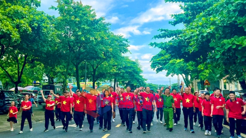 Cán bộ, nhân dân xã Đường Hoa rực rỡ trong sắc áo đỏ tại sự kiện (8-2025). Ảnh: PV
