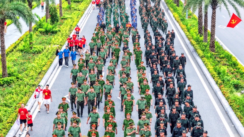 Đông đảo cán bộ, chiến sỹ Khối CAND hưởng ứng hoạt động đi bộ (8-2025). Ảnh: PV
