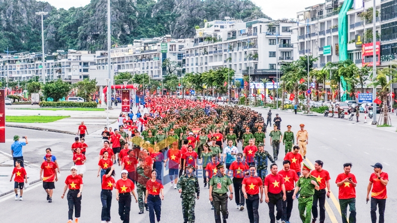 Lãnh đạo tỉnh Quảng Ninh hòa vào dòng người, tiến bước cùng người dân trong sự kiện (8-2025). Ảnh: PV