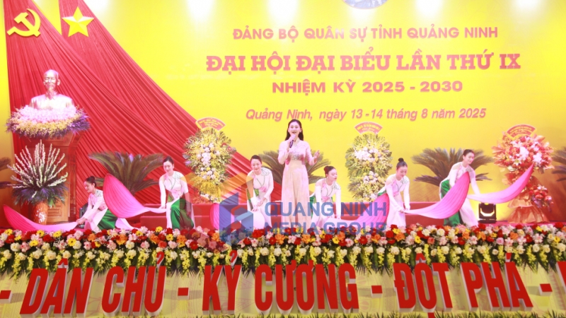 Chương trình văn nghệ chào mừng Đại hội đại biểu Đảng bộ Quân sự tỉnh lần thứ IX nhiệm kỳ 2025–2030 (8-2025). Ảnh: Đỗ Giang