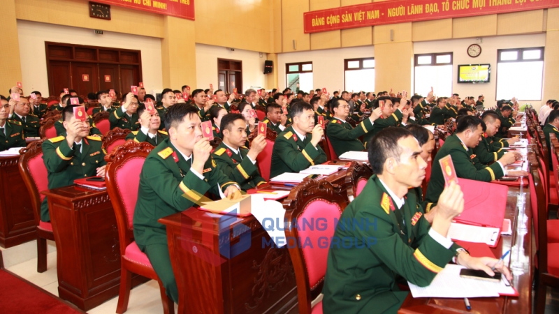 Các đại biểu biểu quyết thông qua Nghị quyết Đại hội (8-2025). Ảnh: Đỗ Giang