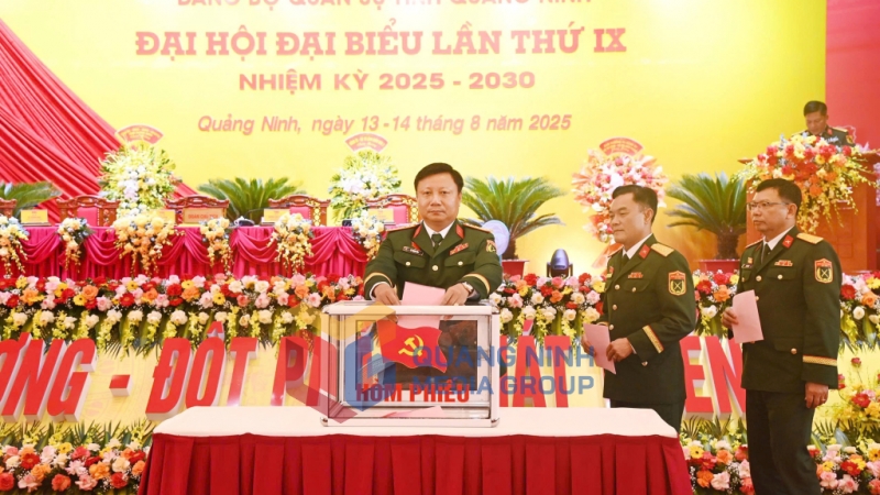 Các đại biểu bỏ phiếu bầu Ban Chấp hành Đảng bộ Quân sự tỉnh nhiệm kỳ 2025-2030 (8-2025). Ảnh: Đỗ Giang