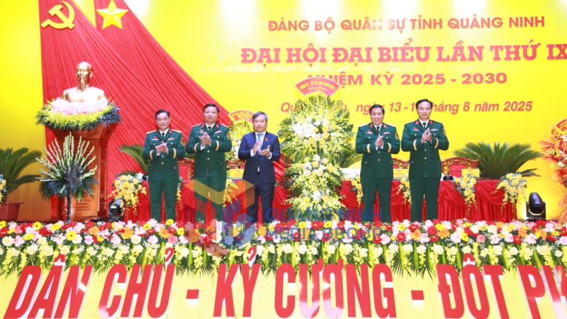 Đảng ủy - Bộ Tư lệnh Quân khu 3 tặng hoa chúc mừng Đại hội (8-2025). Ảnh: Đỗ Giang