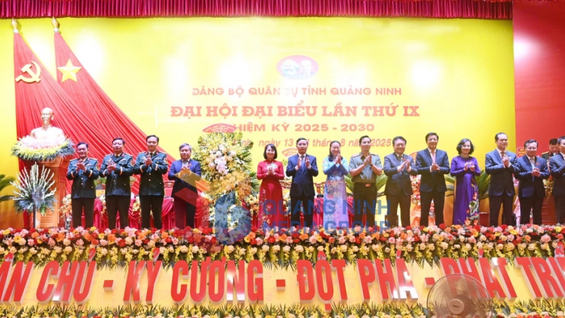 Tỉnh ủy, HĐND, UBND, Ủy ban MTTQ tỉnh tặng hoa chúc mừng Đại hội (8-2025). Ảnh: Đỗ Giang