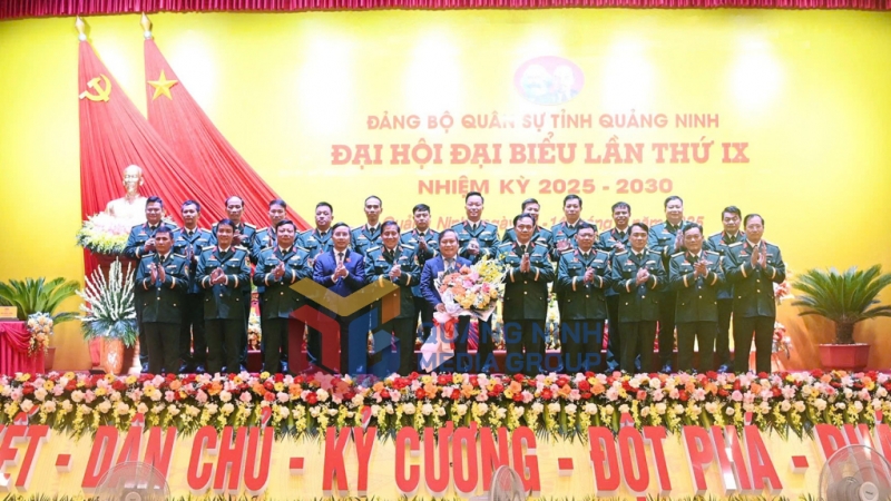 Đảng ủy Quân khu 3 tặng hoa chúc mừng Ban Chấp hành Đảng bộ Quân sự tỉnh nhiệm kỳ 2025-2030 (8-2025). Ảnh: Đỗ Giang