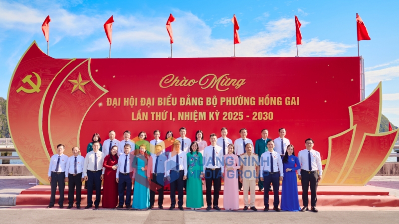 Ban Chấp hành Đảng bộ phường Hồng Gai nhiệm kỳ 2025-2030 chụp ảnh lưu niệm (8-2025). Ảnh: Hoàng Nga