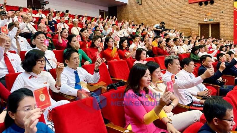 Các đại biểu biểu quyết thông qua Nghị quyết đại hội (8-2025). Ảnh: Hoàng Nga