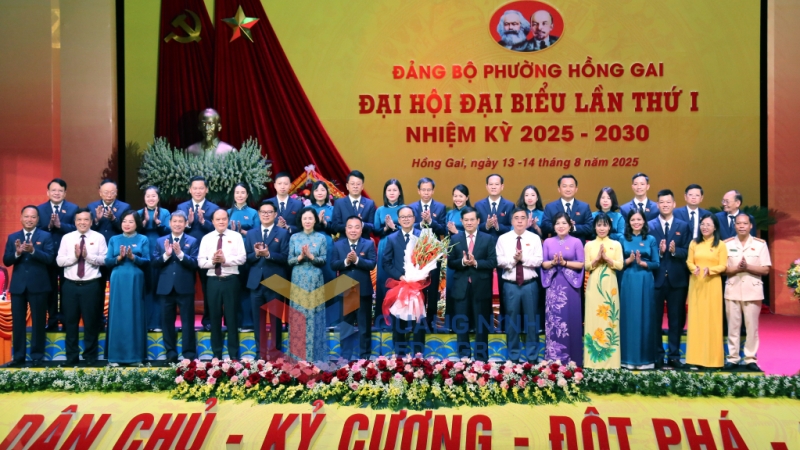 Đồng chí Vũ Quyết Tiến, Phó Bí thư Tỉnh ủy tặng hoa chúc mừng Ban Chấp hành Đảng bộ phường Hồng Gai nhiệm kỳ 2025-2030 (8-2025). Ảnh: Hoàng Nga