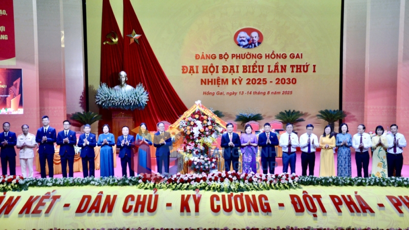 Đồng chí Vũ Quyết Tiến, Phó Bí thư Tỉnh ủy tặng hoa chúc mừng đại hội (8-2025). Ảnh: Hoàng Nga
