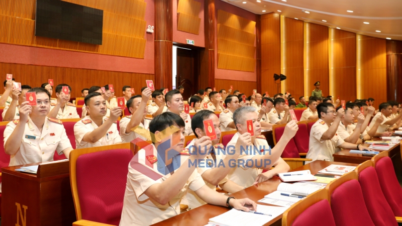 Các đại biểu biểu quyết thông qua nghị quyết Đại hội (8-2025). Ảnh: Mạnh Trường