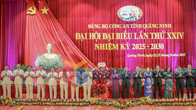 Các đồng chí lãnh đạo tỉnh, tặng hoa chúc mừng Đại hội (8-2025). Ảnh: Mạnh Trường