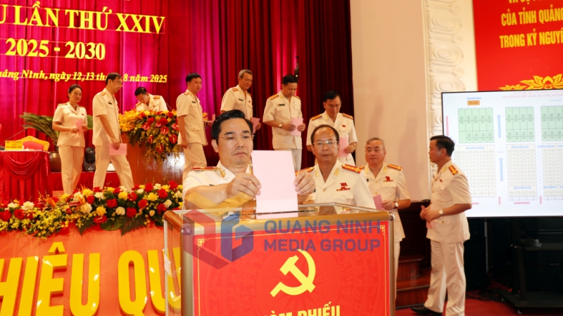 Đoàn Chủ tịch bỏ phiếu bầu Ban Chấp hành Đảng bộ Công an tỉnh lần thứ XXIV, nhiệm kỳ 2025-2030 (8-2025). Ảnh: Mạnh Trường