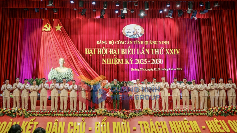 Lãnh đạo Bộ Công an và tỉnh Quảng Ninh chúc mừng Ban Chấp hành Đảng bộ Công an tỉnh Quảng Ninh nhiệm kỳ 2025-2030 (8-2025). Ảnh: Mạnh Trường