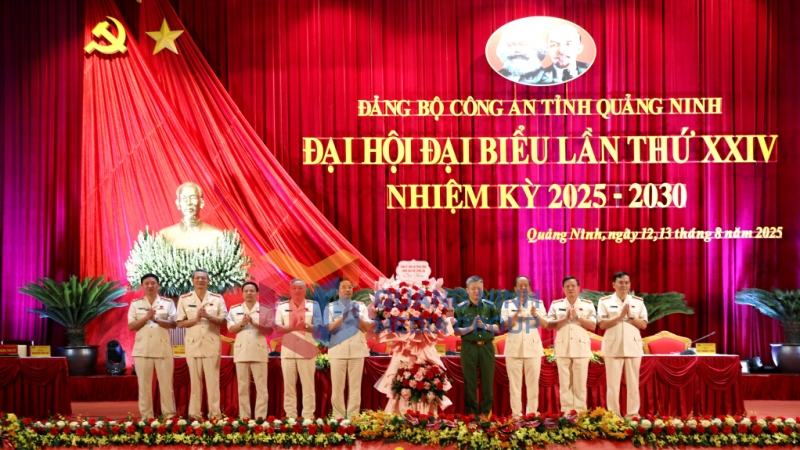 Thượng tướng Nguyễn Ngọc Lâm, Ủy viên BTV Đảng ủy Công an Trung ương, Thứ trưởng Bộ Công an, tặng hoa chúc mừng Đại hội (8-2025). Ảnh: Mạnh Trường