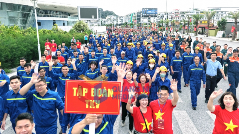 2025-08_Sự kiện “Cùng Việt Nam tiến bước” - Cán bộ, công nhân TKV hào hứng chinh phục cung đường bao biển. Ảnh: Đỗ Phương