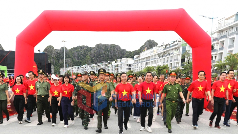 2025-08_Sự kiện “Cùng Việt Nam tiến bước” - Chủ tịch UBND tỉnh Phạm Đức Ấn xuống đường cùng người dân tham gia sự kiện. Ảnh: Đỗ Phương