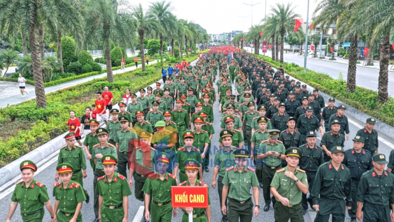 2025-08_Sự kiện “Cùng Việt Nam tiến bước” - Đông đảo cán bộ, chiến sỹ Khối CAND hưởng ứng hoạt động đi bộ. Ảnh: Đỗ Phương