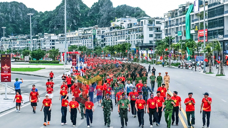 2025-08_Sự kiện “Cùng Việt Nam tiến bước” - Lãnh đạo tỉnh Quảng Ninh xuống đường cùng người dân tham gia sự kiện. Ảnh: Đỗ Phương