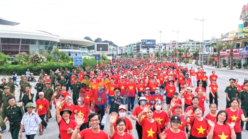 2025-08_Sự kiện “Cùng Việt Nam tiến bước” - Người dân vui vẻ hưởng ứng nhiệt tình sự kiện. Ảnh: Đỗ Phương